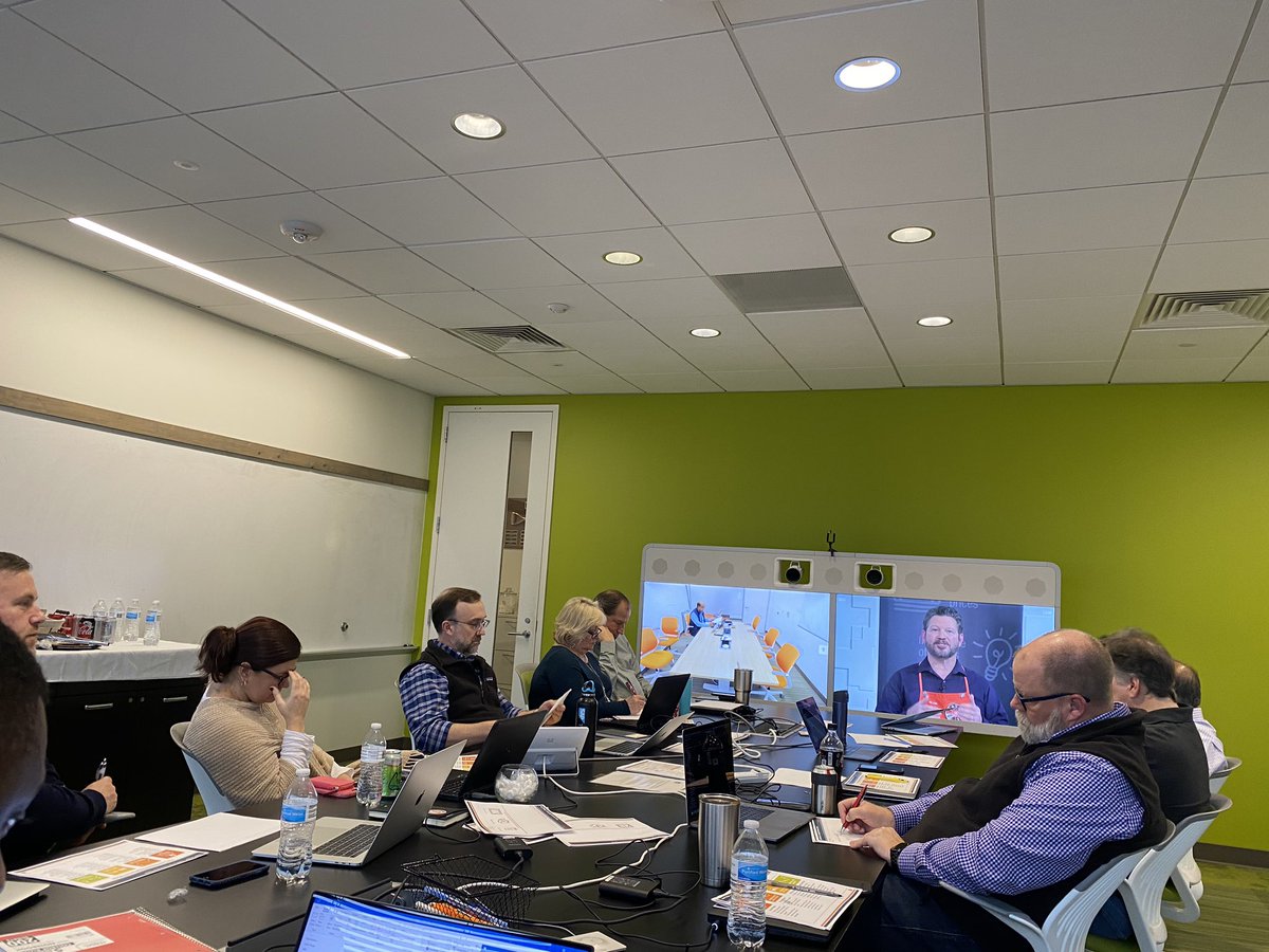 HR_GloriaB's tweet photo. Engaged and motivated leaders! #LeadersEdge https://t.co/TwygKrcbHS
