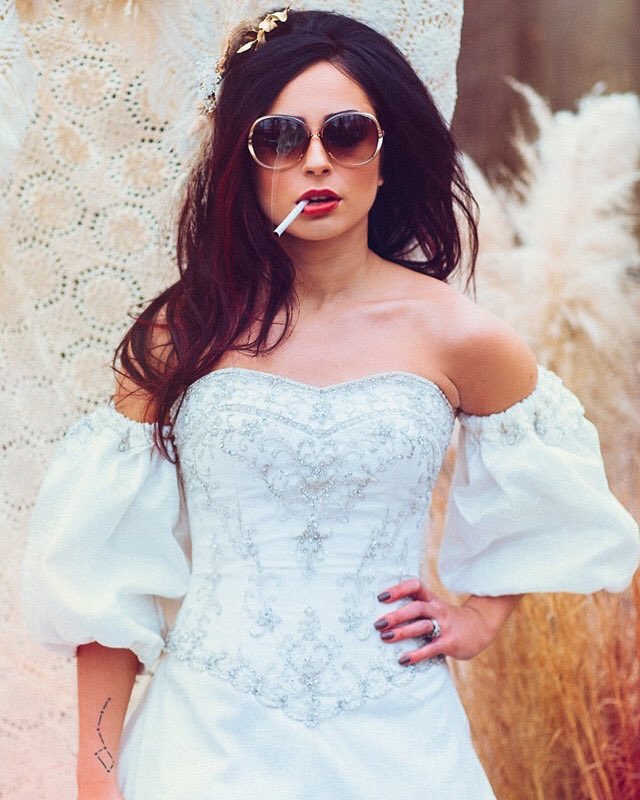 Barnattwinoaks's tweet photo. ✨Rock On, Gold Dust Woman✨This shoot nods it’s head to the late 70s, early 80s, with a little 90s grunge. No she doesn’t smoke. It’s one of Koltons candy cigarettes. 
#offbeatbride #rockandrollbride #barnattwinoaksranch #styledshoot #creativeshoot  #rollingstone #golddustwoman https://t.co/gLbW1RAktS