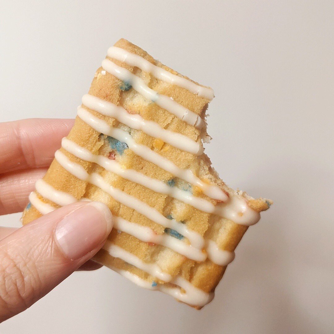Violet_Hollow's tweet photo. Nothing beats a belated birthday gift! π° Thank you @FibreOneUK for introducing me to your NEW super tasty birthday cake squares! These are sweet, chewy, a little bit crunchy and I canβt get enough! π€€β€οΈ#tweetMoreCake #FibreOne #bday https://t.co/7s401USfzx