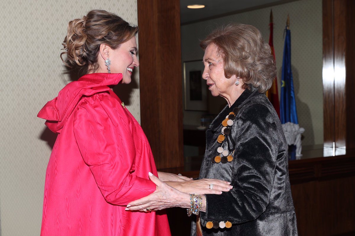 CasaReal's tweet photo. La Reina Doña Sofía preside el concierto de la Fundación Francisco Luzón de Lucha contra la ELA, que trabaja para mejorar la calidad de vida de personas enfermas de ELA y encontrar una cura fomentando la investigación @FundacionLuzon  https://t.co/RRQ985usqd https://t.co/idQD4RyHvE