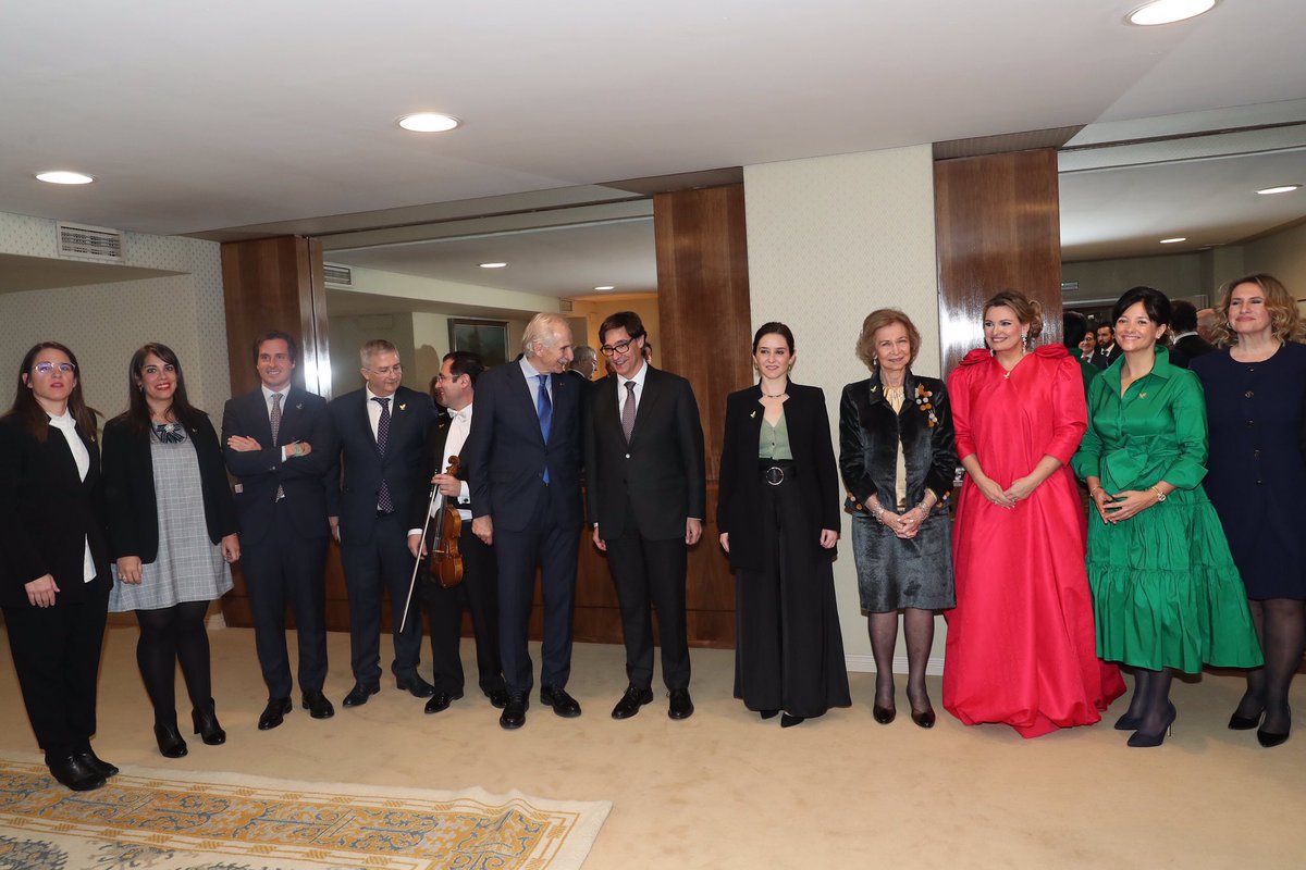 CasaReal's tweet photo. La Reina Doña Sofía preside el concierto de la Fundación Francisco Luzón de Lucha contra la ELA, que trabaja para mejorar la calidad de vida de personas enfermas de ELA y encontrar una cura fomentando la investigación @FundacionLuzon  https://t.co/RRQ985usqd https://t.co/idQD4RyHvE