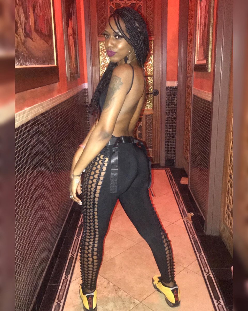 Uniique_Complx7's tweet photo. All star weekend 😝🔥🌟 #Chicago #bottleserver https://t.co/RiNJtaARLT
