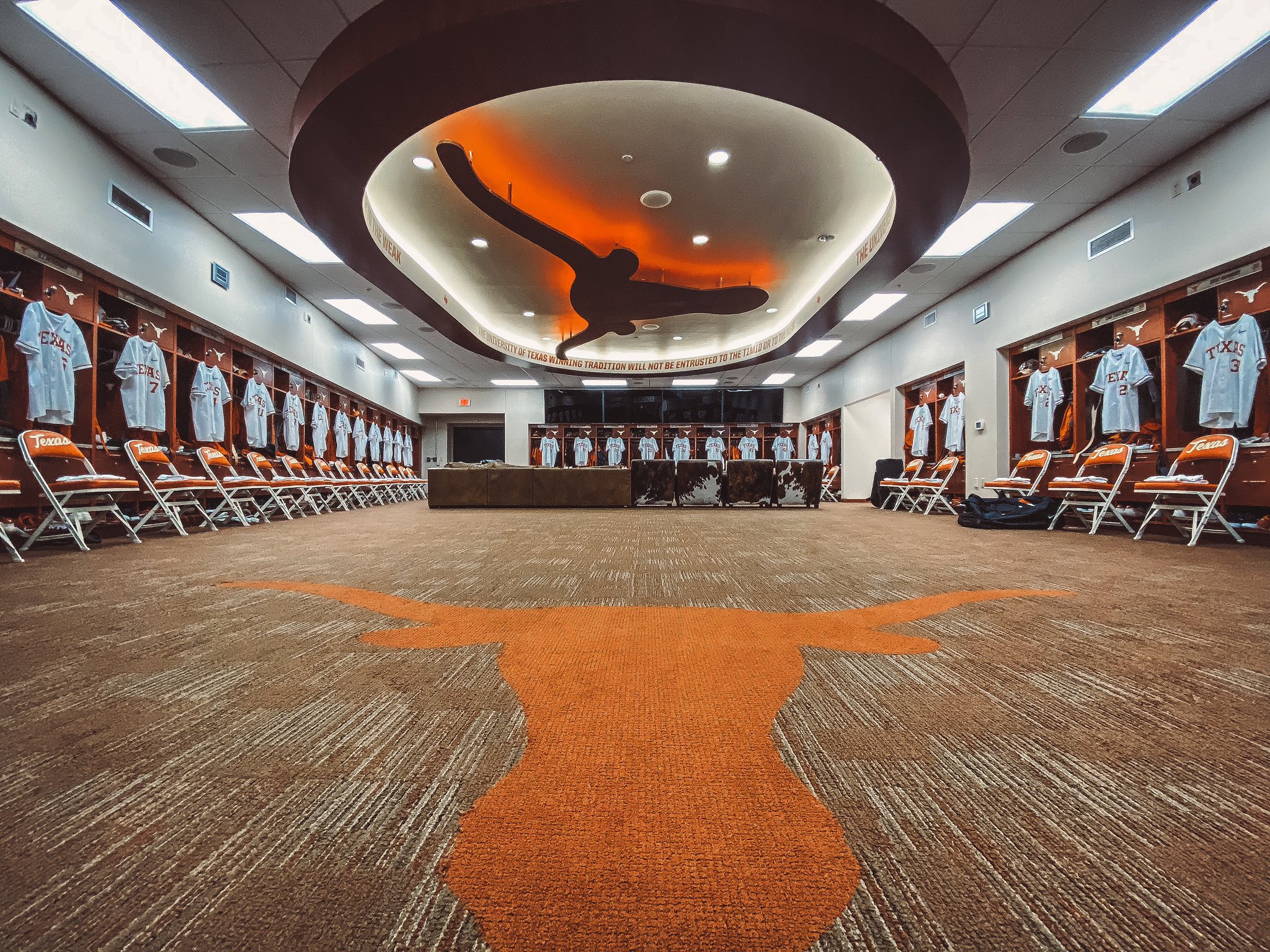 ERFZV9zXkAEIVpn?format=jpg&name=large