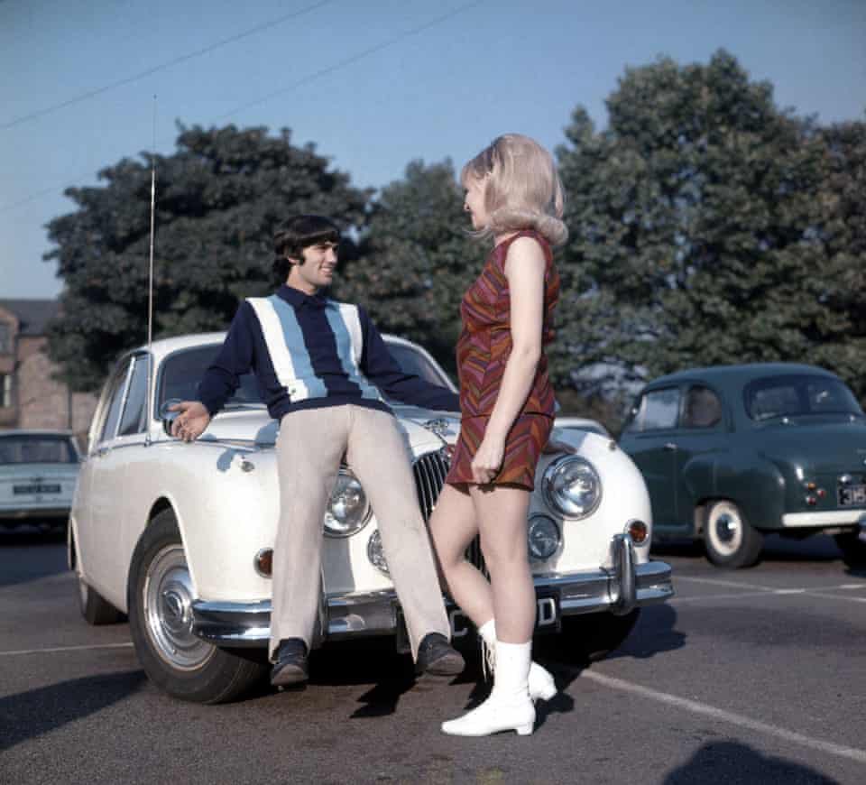 George Best poses on the bonnet of his car with his Miss UK girlfriend Jennifer Lowe in 1966. Because, of course! 😂💪🏼👏🏼👹