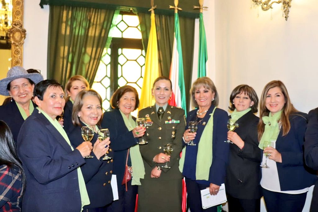 PoliciaMTunja's tweet photo. Gracias a las integrantes de la #Mesa Redonda Panamerica, compartimos ideas a la luz de valores supremos como el Respeto, Justicia, Lealtad Voluntad y Servicio. Participamos de la sesión liderada por su Dr Nelly Sol Gómez de Ocampo, se exalta el rol de la 👮‍♀️en la @PoliciaColombia https://t.co/JrKbZ41Boc