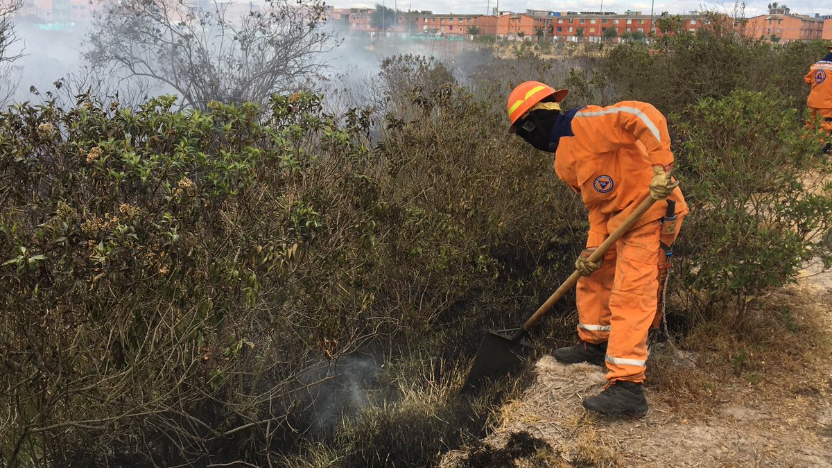 BomberosBogota's tweet photo. Bomberos de las estaciones Kennedy, Bosa, Candelaria y Fontibón, junto a brigadas forestales de Bomberos Voluntarios, Defensa Civil y Cruz Roja, controlan en un 90% un incendio forestal en el Humedal Tibanica. A la hora se hace control de puntos calientes y enfriamiento del lugar https://t.co/4NFMHjIph8