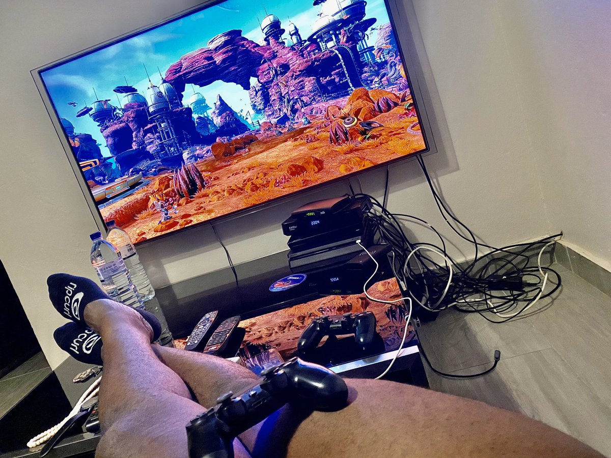 VushlyWave's tweet photo. Play Station Night #PlayStation4Pro #baenight #alone #tuesdaynight #legsworkout https://t.co/GEb9viI7Fw