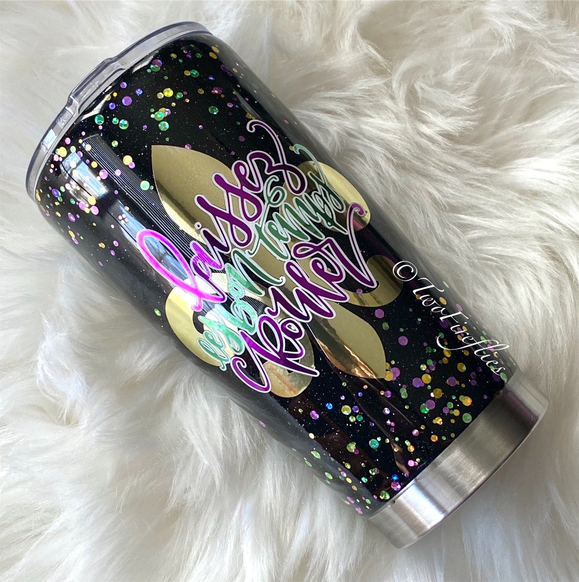 2_fireflies's tweet photo. This girl won’t be in New Orleans for any of the Mardi Gras festivities, but I’m excited that some of my work will be!! Laissez les bon temps rouler!

#twofirefliesdesigns #shopsmall
#customtumblers #glitteraddict #glittertumblers #mardigras #nola #laissezlesbontempsrouler https://t.co/HGghmQaHeJ