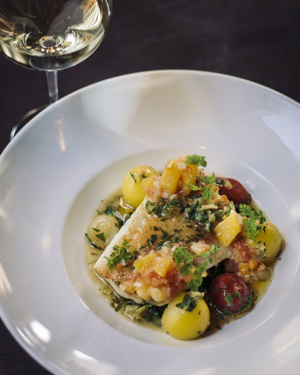 ArthursToronto's tweet photo. halibut en papillote | pepperoncini, tomatoes, spinach &amp; saffron potatoes https://t.co/cCEIcMs97J