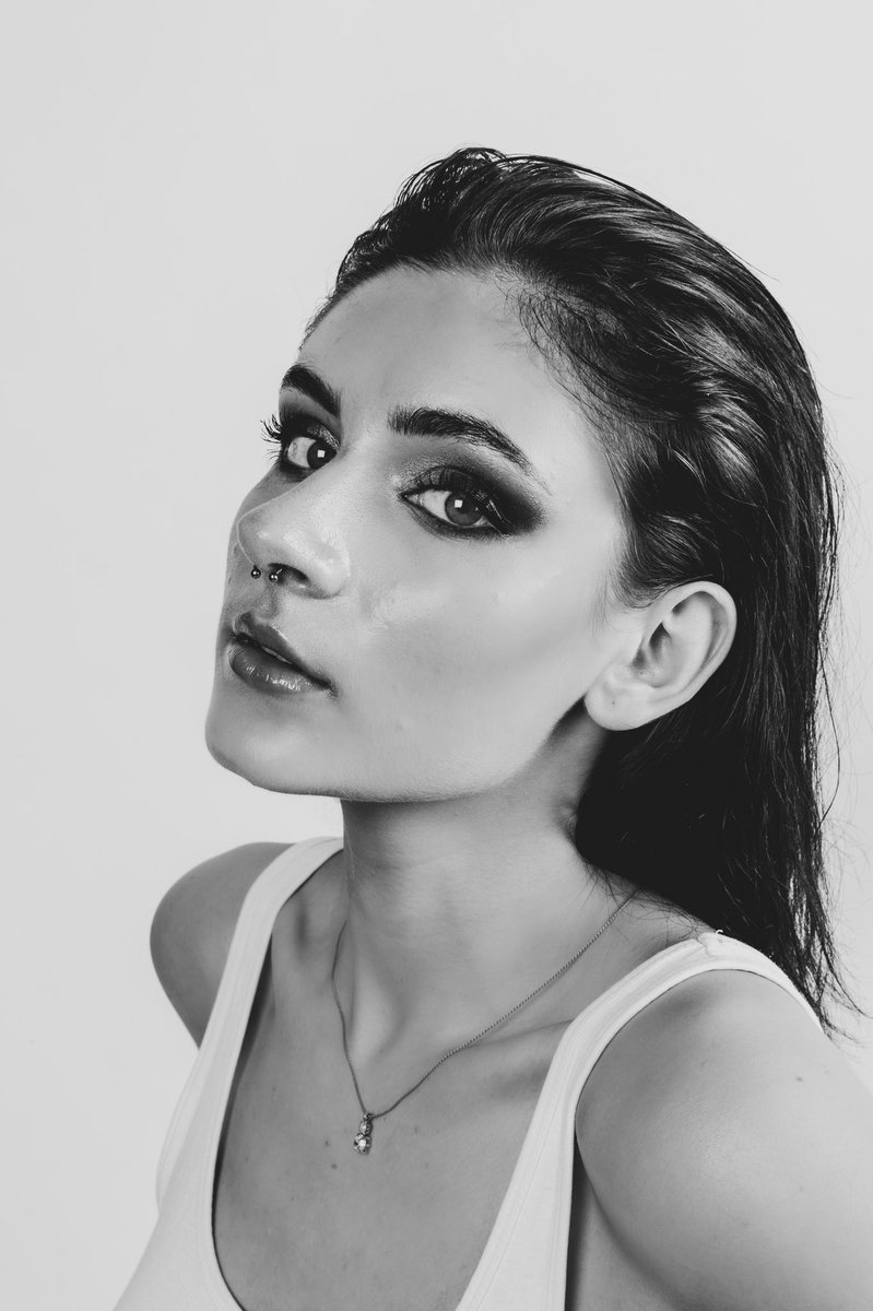 RodhamLuke's tweet image. Shooting in the studio today, headshots and portraits for a modelling portfolio #fashion #bw #portrait #canon