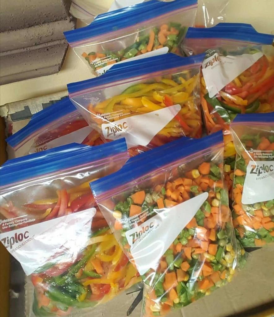 beanshub_'s tweet image. Our fresh cut veggies is always a life saver. Imagine getting home after going through Lagos traffic 😩😩and you start dicing your veggies 😢😢. 
Let's help ease your stress in the kitchen 😎. 
Coleslaw mix: 800
Mixed veggies: 1300
Stir fry mix: 1600

ORDER NOW VIA DM