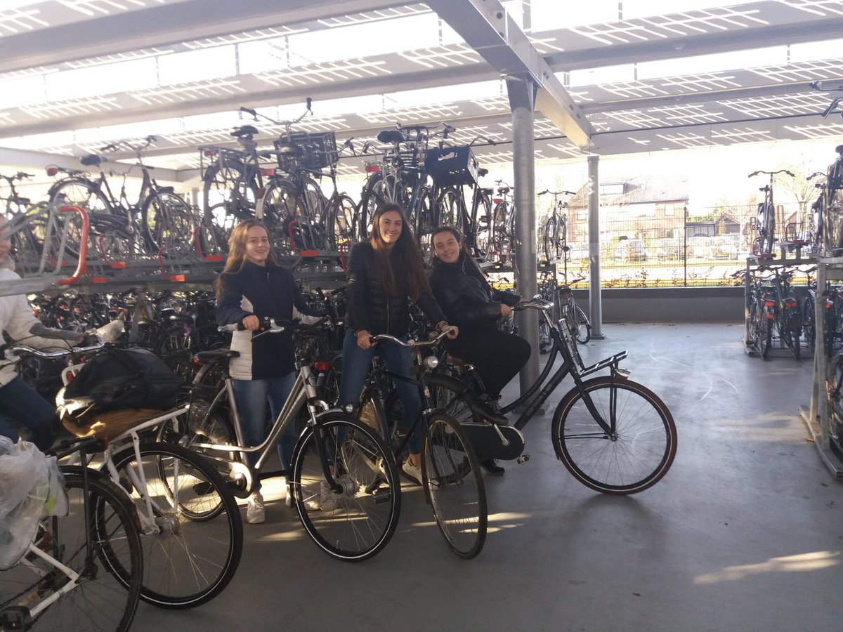 iesmossen's tweet photo. #intercanviholanda #anglesmossen Molts alumnes compareixen en bicicleta a l'estació de Wijchen i d'allà el grup agafa el tren per anar a visitar diferentes ciutats, com Arnhem i Rotterdam. També han fet una visita a Kinderdijk, famós pels seus molins de vent. https://t.co/GtuaqEdXUF