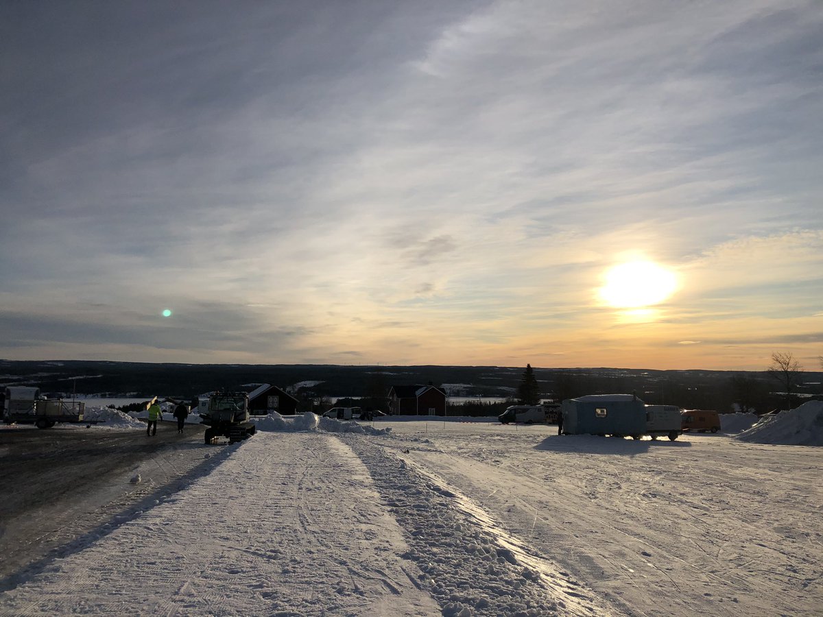 caskoglind's tweet photo. Friluftsdag med extra allt. Elever åk F-6 åker längdskidor 7 el 10 km. Äldre hjälper de yngre. Alla fixar det! Och sen god korv, bulle och solsken på det👌#Åsarna https://t.co/L4zhbg7OUG