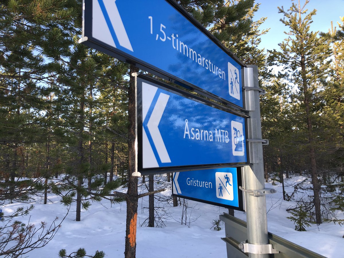 caskoglind's tweet photo. Friluftsdag med extra allt. Elever åk F-6 åker längdskidor 7 el 10 km. Äldre hjälper de yngre. Alla fixar det! Och sen god korv, bulle och solsken på det👌#Åsarna https://t.co/L4zhbg7OUG