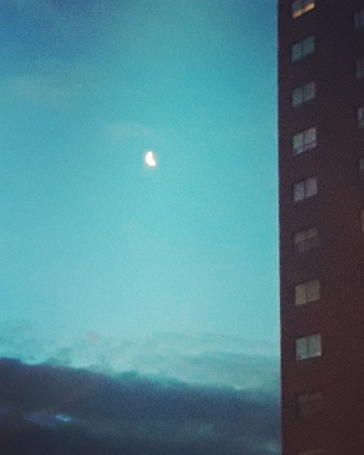 s_msonia's tweet photo. ___" Siempre quedan sueños por cumplir y la luna,cada noche los devuelve,al lugar donde deben estar" 🌙💫🌠
📷 Photo by Sonia
#microcuento
#Hope #Moon #mysky
#Mitrozodecielo
#photograghy #BySonia
#BuenasNoches
#GoodVibesOnly https://t.co/mXCDdhgfeL