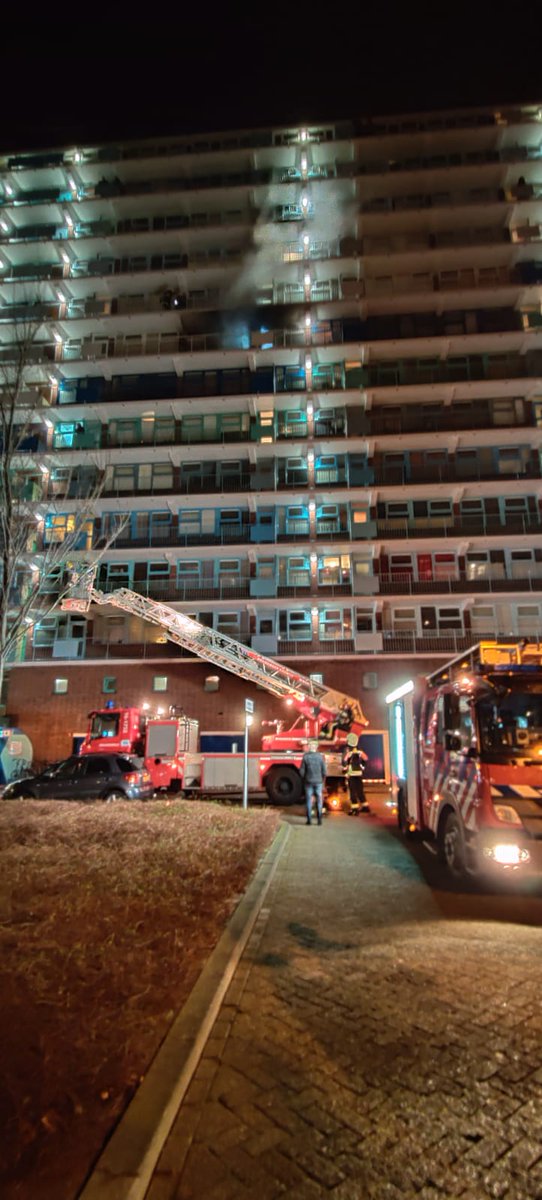 POL_Katwijk's tweet photo. Diverse eenheden van de @POL_BollenNoord @PolNoordwijk @polLeidenZuid @PolLeiden ter plaatse bij de #brand op de #colijnstraat #katwijk Vanuit het @POL_OCDH vind de aansturing plaats om deze brand te coördineren. #geefhulpverlenersderuimte @BRW_HM @gemeentekatwijk @brandweerkwk https://t.co/4cSd4BEM3Z