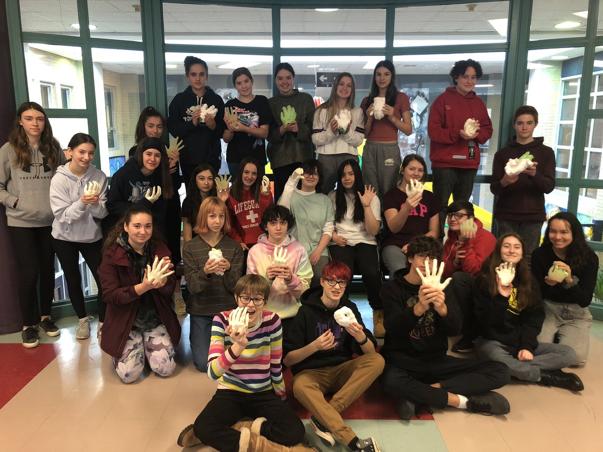 Partie 2 de l’atelier de moulage effets spéciaux pour les élèves du #PSA #artsvisuels 9e année de <a href="/arts_bd/">BdArts</a> de <a href="/BdDesloges/">École secondaire catholique Béatrice-Desloges</a> . On a des mains! #BDfier #artseducation #arts