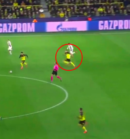 sportbible's tweet photo. Heads away the corner ✅
Turns into Usain Bolt on the counter ⚡️💨

This is ridiculous! 😮

https://t.co/c3wQwvH4iD https://t.co/XDqpM26h3J