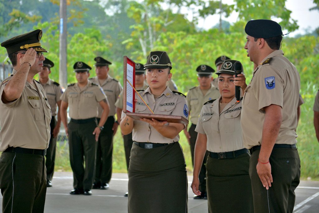 Gobersucumbios's tweet photo. @Gobersucumbios @ToniRojasCasti1 participó de la ceremonia de #'#CambioDeMando entre el Ing. Fausto Iñiguez Sotomayor (comandante saliente) y el Ing. Janio Bustillos López Flamante Jefe de la Subzona de Policía Sucumbíos N°21. @Lenin @mariapaularomo @MinGobiernoEc https://t.co/vVItWnJOJf