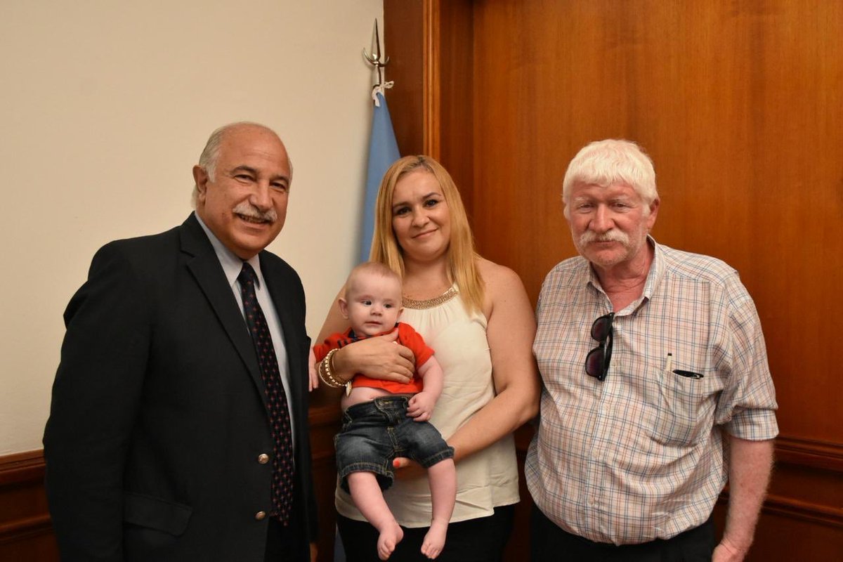 MarioFiad's tweet photo. Recibí a representantes de agrupaciones de personas con albinismo para charlar sobre las barreras que enfrentan a diario y sobre el tratamiento de la #LeyNacionaldeAlbinismo que hoy se encuentra en @SenadoArgentina y ya cuenta con la media sanción en @DiputadosAr. https://t.co/Wl0sSgJThL