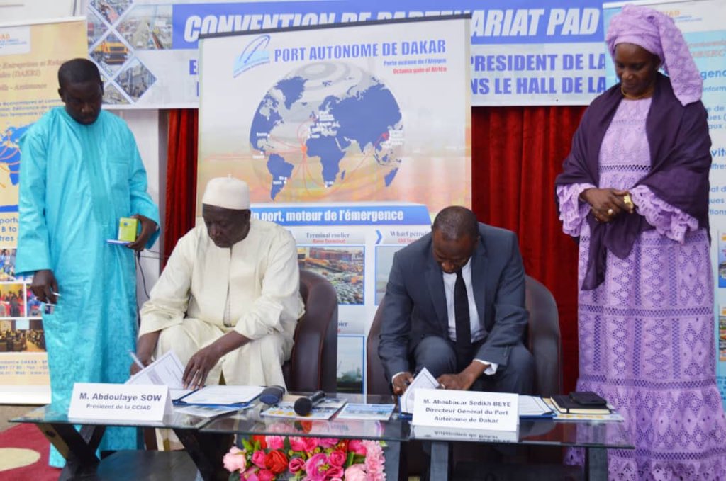 ASedikhBeye's tweet photo. Le #PortDeDakar a signé ce matin avec la Chambre De Commerce, d'Industrie et d'Agriculture de Dakar #CCIAD un accord de partenariat afin d'œuvrer ensemble pour la décongestion.
Je remercie le Président Abdoulaye SOW pour son accueil chaleureux.
#fluidité #transformation #PSE2 https://t.co/ffr2lvzgVp