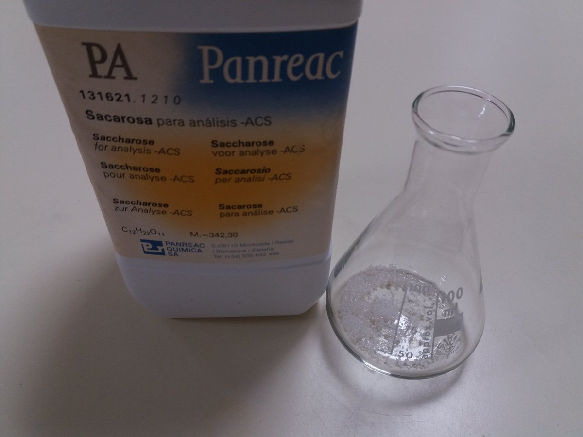 1pasoala100cia's tweet photo. Sacarosa, levadura de cerveza, agua y al horno a ver si conseguimos ver células de estos hongos en #FyDB del #DGMEIYEP_T1 de la @unicomplutense, aunque no había levadura fresca y me da a mí que no ha fermentado ya que no hay mucho gas en el globo🤔 https://t.co/sHTYlJB1lR