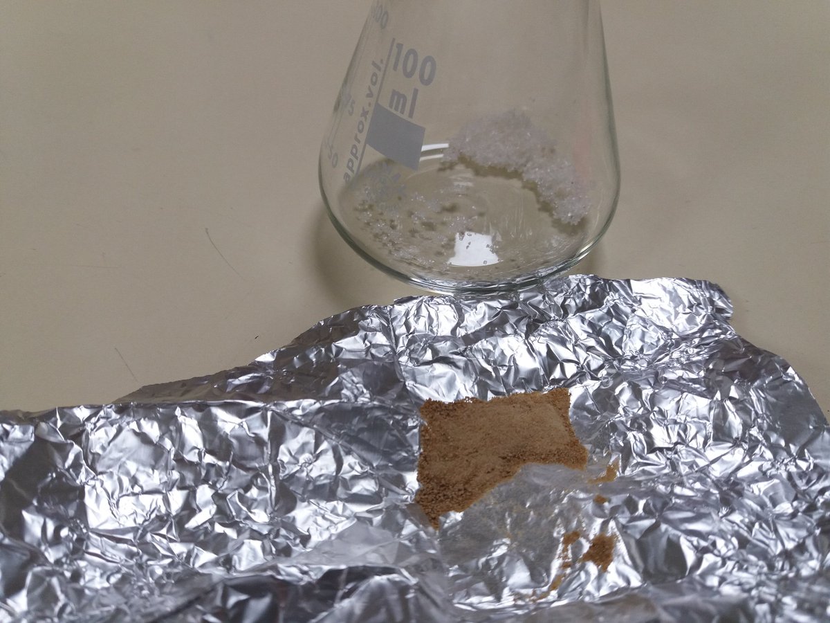 1pasoala100cia's tweet photo. Sacarosa, levadura de cerveza, agua y al horno a ver si conseguimos ver células de estos hongos en #FyDB del #DGMEIYEP_T1 de la @unicomplutense, aunque no había levadura fresca y me da a mí que no ha fermentado ya que no hay mucho gas en el globo🤔 https://t.co/sHTYlJB1lR