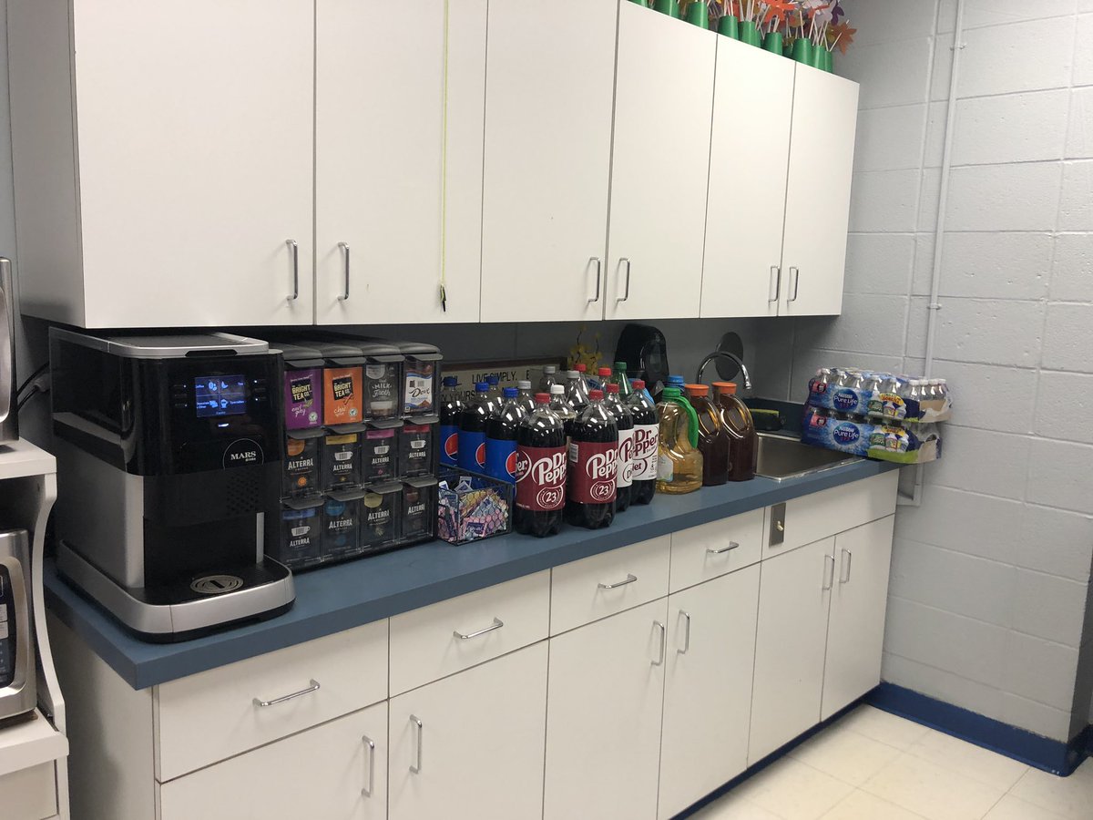FMTFalcons's tweet photo. Thank you so much to Henderson Elementary for all of the yummy treats! We appreciate your love and support today. #FMTFalconLife #FHSDCommunity @HENDeagles https://t.co/Luggc84CM1