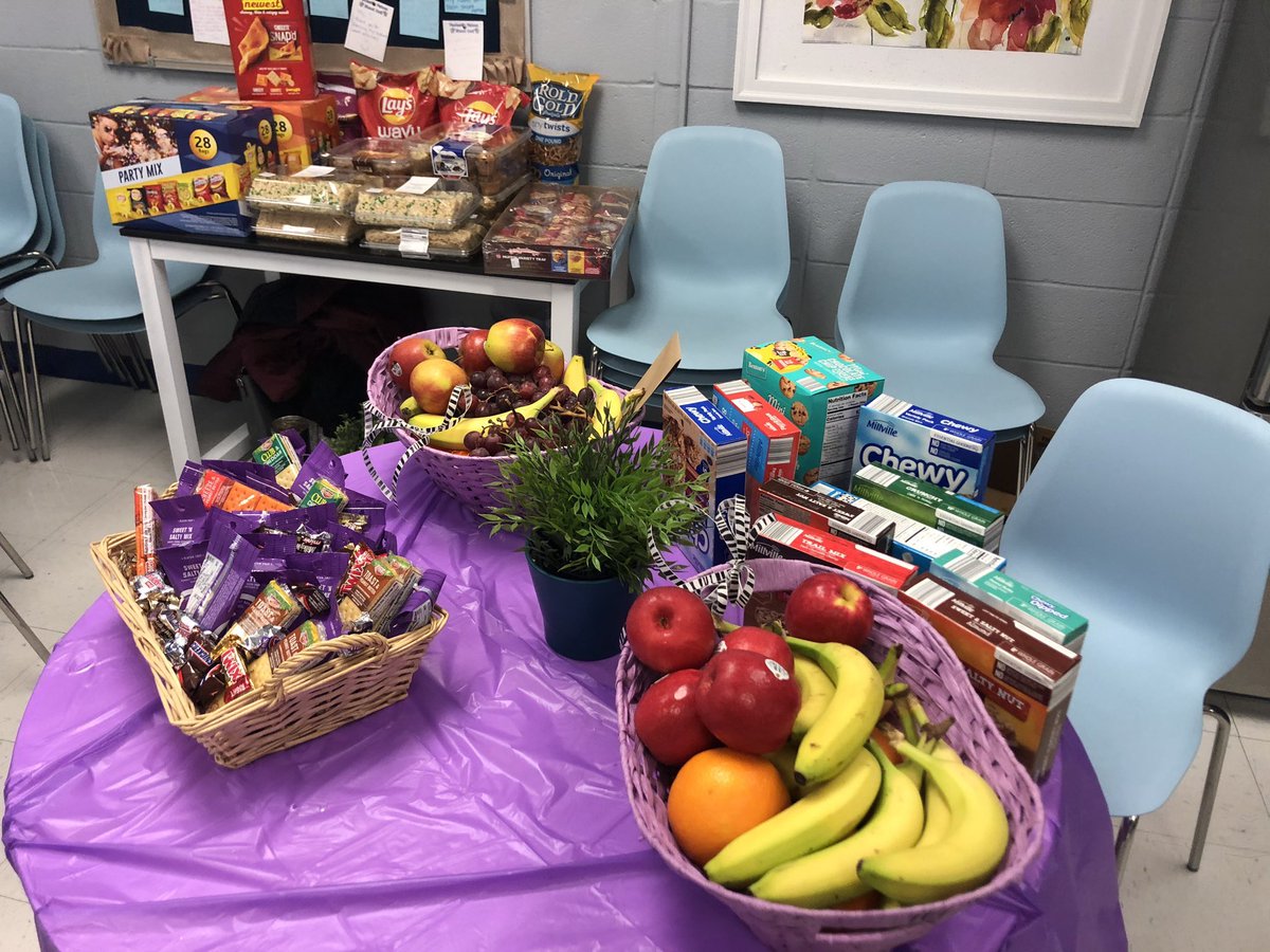 FMTFalcons's tweet photo. Thank you so much to Henderson Elementary for all of the yummy treats! We appreciate your love and support today. #FMTFalconLife #FHSDCommunity @HENDeagles https://t.co/Luggc84CM1