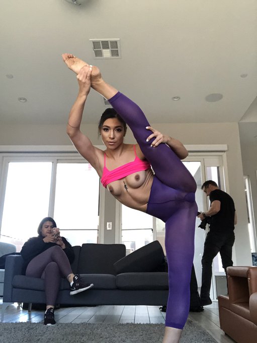 2 pic. Shooting for @Brazzers today 🤩
Would you fuck my ass in yoga class? 🧘🏽‍♀️ https://t.co/QuP3BO