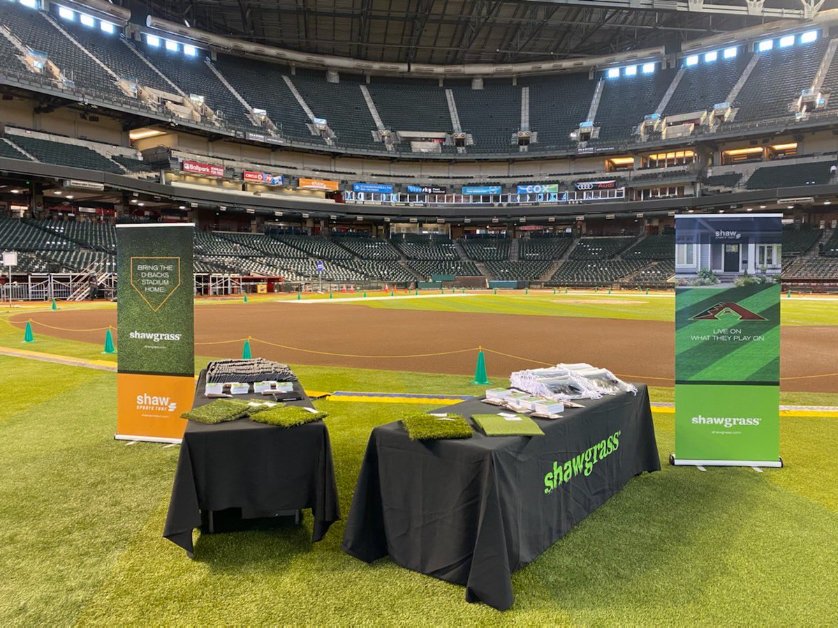 _Shawgrass's tweet photo. So thrilled to have been part of @Dbacks #FanFest! #liveonwhattheyplayon #shawgrassisgreener #turf #DbacksFanFest https://t.co/f5Cv0DYfdE