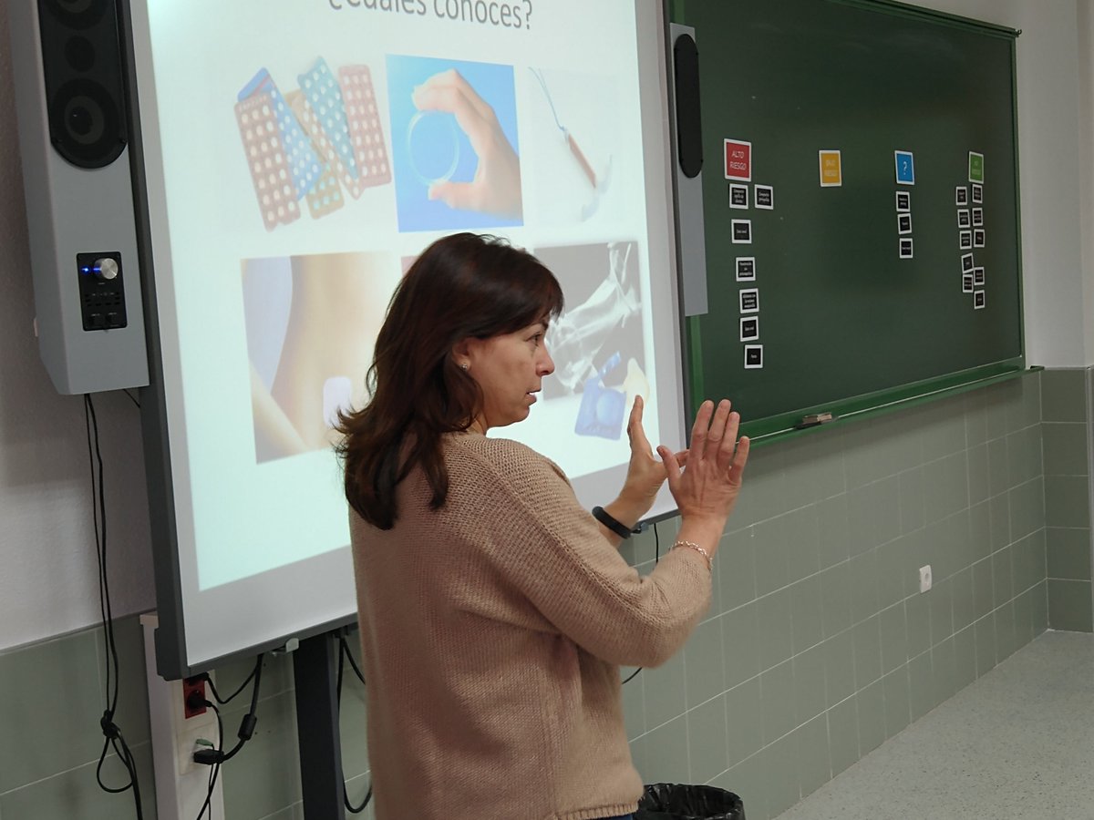 ernestocoy2's tweet photo. #ProfesBioGeo Hoy, última charla del #ProgramaPersea en el #IESOPedaníasAltas. Educación afectivo sexual. Gracias a las grandísimas profesionales sanitarias del servicio murciano de salud. https://t.co/P63IGukLLC
