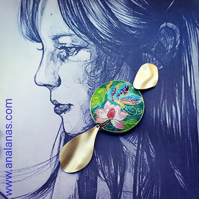 ana_lanas's tweet photo. Piezas de oro mate con moneda central de metal esmaltado con un estampado muy primaveral
.
.
#artesania #hechoamano #hechoamanoconamor #pendientes #esmalte #oromate #flamenca #flamenca2020 #flamencostyle #coleccionflamenca #coleccionflamenca2020 #modafla… https://t.co/GoDUH1Bqkz https://t.co/44N0sN50l7