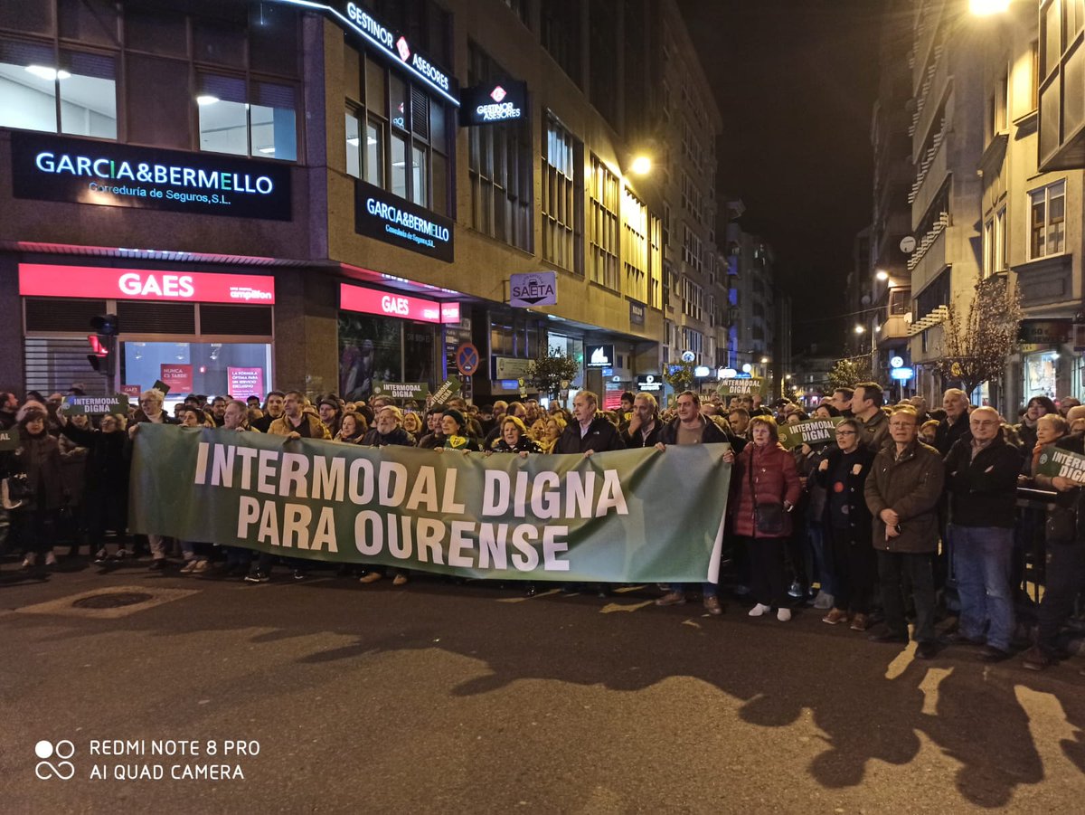 Anxelescunha's tweet photo. Ao maltrato do #PP a Ourense fáiselle fronte co poder da veciñanza que clama por unha #intermodaldigna para a cidade. 

@EthelVazquez_m, onde están os argumentos técnicos para avalar a teima da Xunta de Galicia? 🙄https://t.co/xG6fBiX2TR https://t.co/HVTzxj6mlB