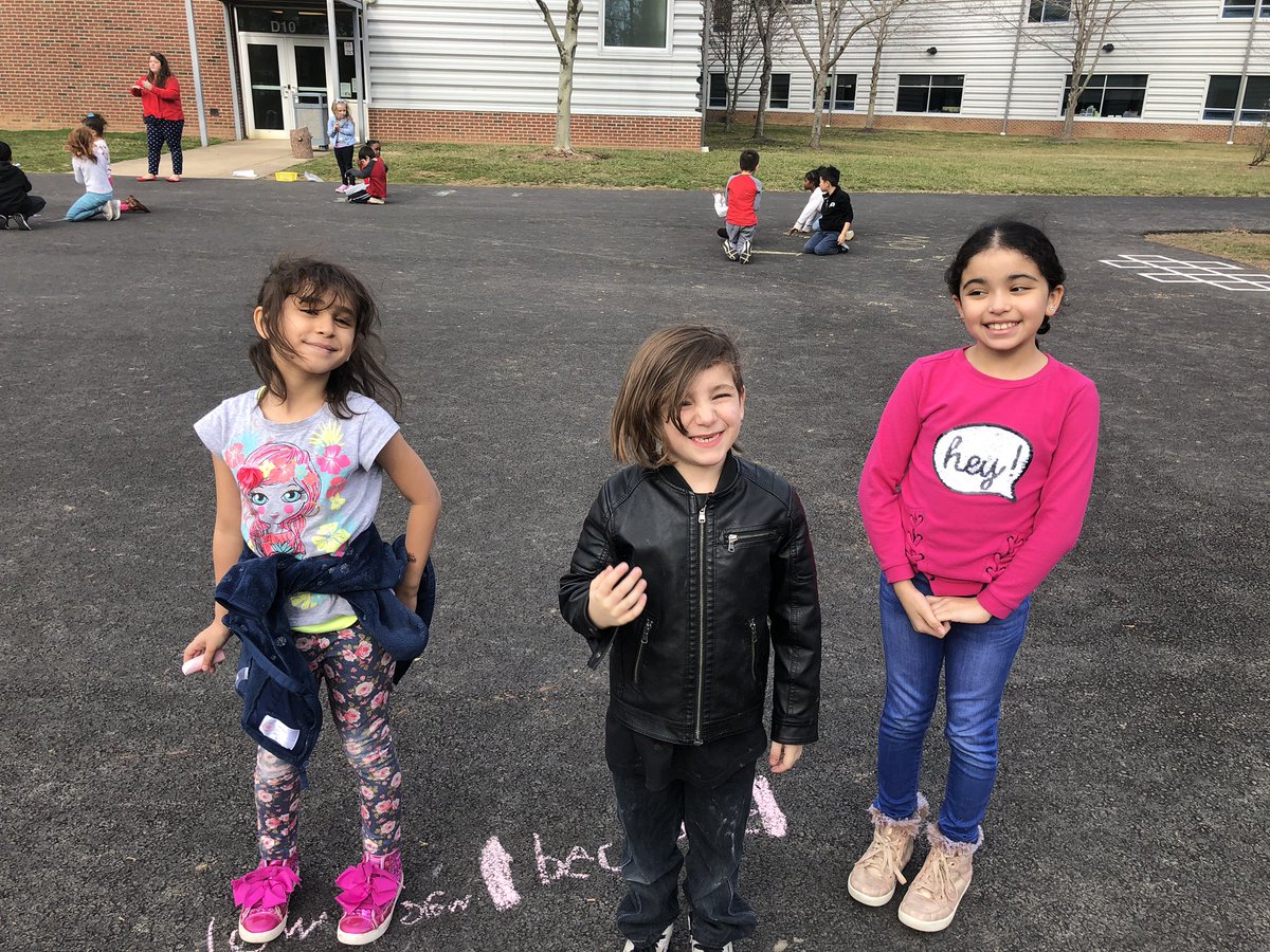 KyleeSofranko's tweet photo. A little outdoor learning today with @Mrs_Meloy !! We had a math facts relay race &amp; then paired up in groups to practice our new spelling pattern /-ow/!! The students had so much fun being active &amp; using their brains in this nice weather 🥰 #MPCS @CESMiniCougars https://t.co/mxZCRYqMAn