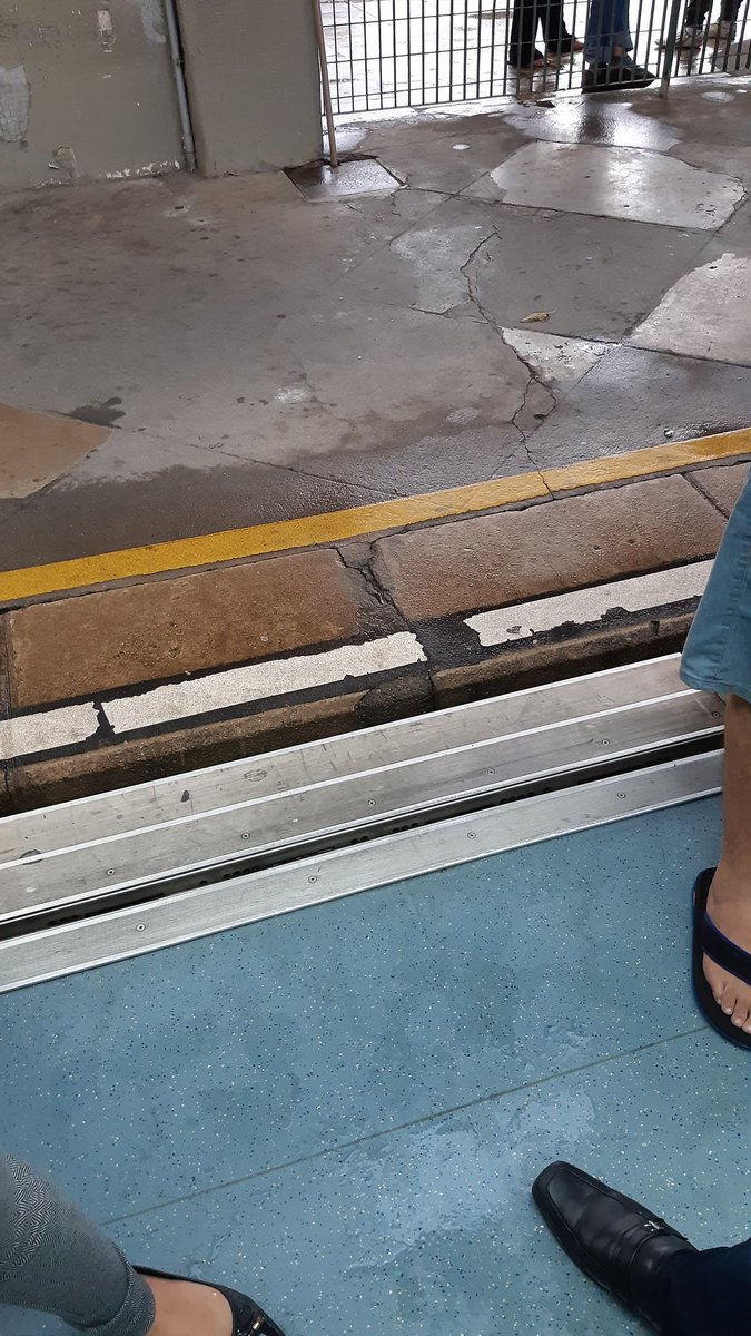marcelocidadao's tweet photo. #L10 #Linha10 #CPTM #Capuava #Maua #SCS #SaoCaetano @Linha10_CPTM  @Linha10_CPTM na estação Capuava por alagamento entre Santo André. Trem sentido Bras parado já faz uns 20 minutos. https://t.co/GEdxWwkQSY