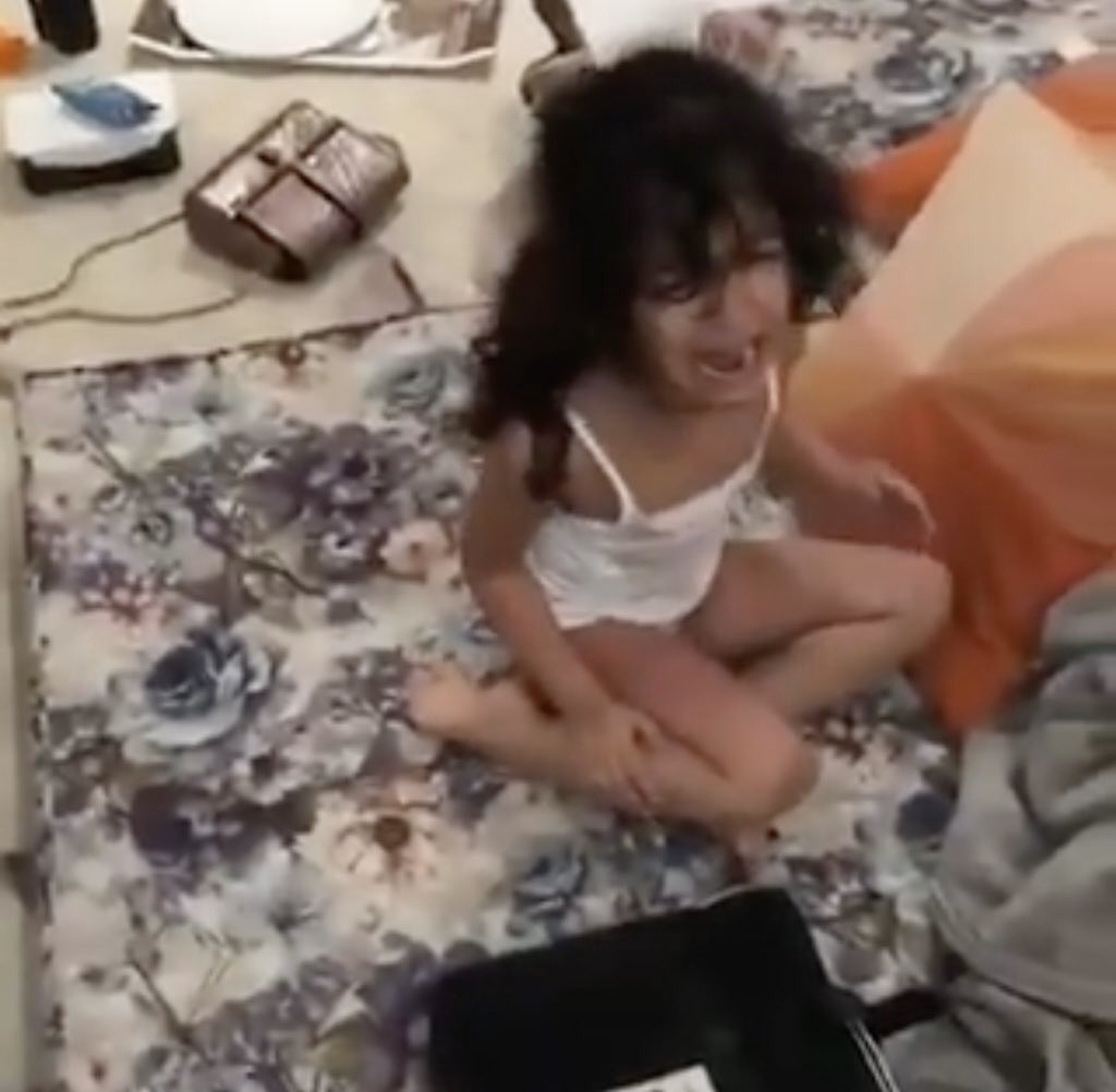 هل تتحمل العاملة العقوبة القانونية وحدها.. أم يتم تحميلها لوالديها أو لأحدهما أيضًا؟
برأيك: إذا كنت ممكن شاهدوا الفيديو المتداول تحت هاشتاق #خدامه_تعذب_بنت والذي تظهر فيه طفلة يتم تعنيفها جسديًا ولفظيًا من قبل من يبدو وكأنها عاملة في المنزل الذي تسكنه الطفلة... من يتحمل العقوبة؟