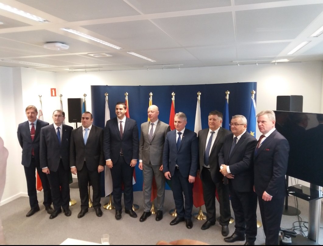 JGubanyiKleber's tweet photo. 🇭🇺🇧🇬🇨🇾🇪🇪🇱🇻🇱🇹🇲🇹🇵🇱🇹🇩
Today the Transport Ministers from nine Member States of the #EU met Commissioner for @Transport_EU @AdinaValean and VP @TimmermansEU in #Brussels to save the #EUGreenDeal by remedying the shortcomings of the #MobilityPackage1. https://t.co/QzS8zfnWv4