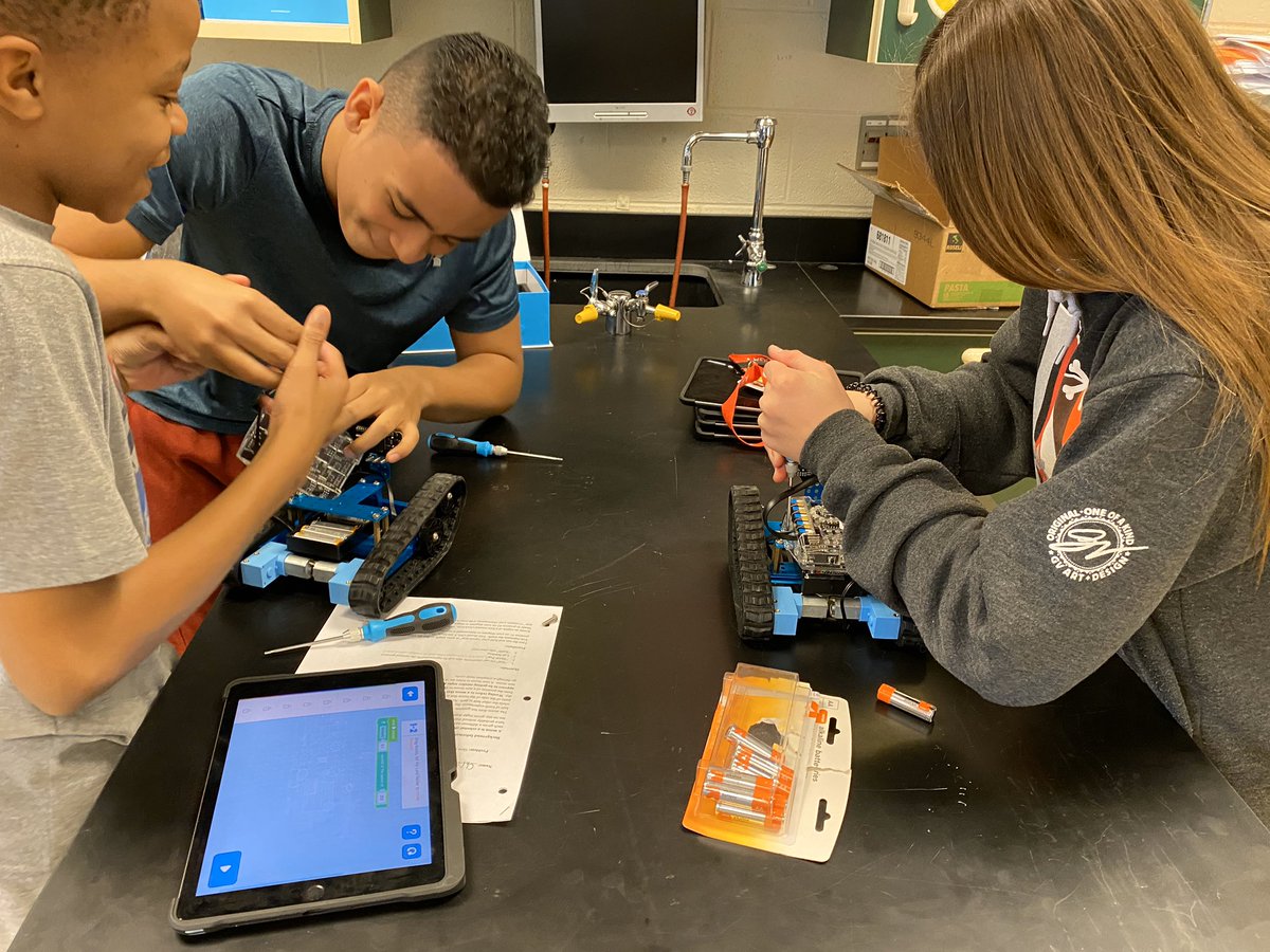 MrsGrenter's tweet image. Today we started tuning up our @Makeblock mBot Rangers!  Students on #8Blue will be coding these rovers for our #TheMartian Project soon. @GHMSBuckskins @CVSciTech #CSforAll #STEMforAll #PBL