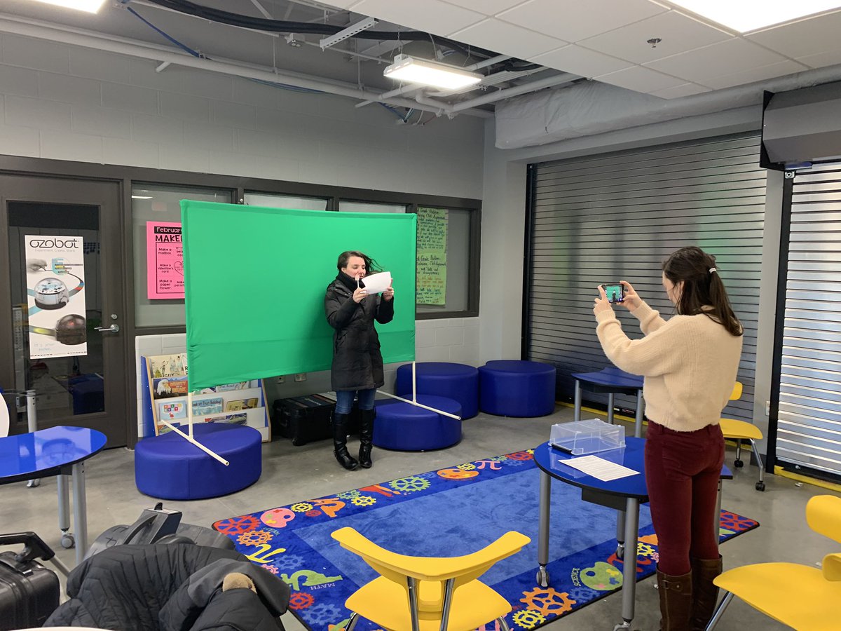 MeighanScott1's tweet photo. These amazing @EdgewoodPrimary teachers - bringing learning to life for their lucky second-graders - complete with props, fans and green screen weather forecasts⛈🌤🎥 Mind blown! 🤯@Rhoades_EPS @sproutsinsecond https://t.co/HfOOZCclKC
