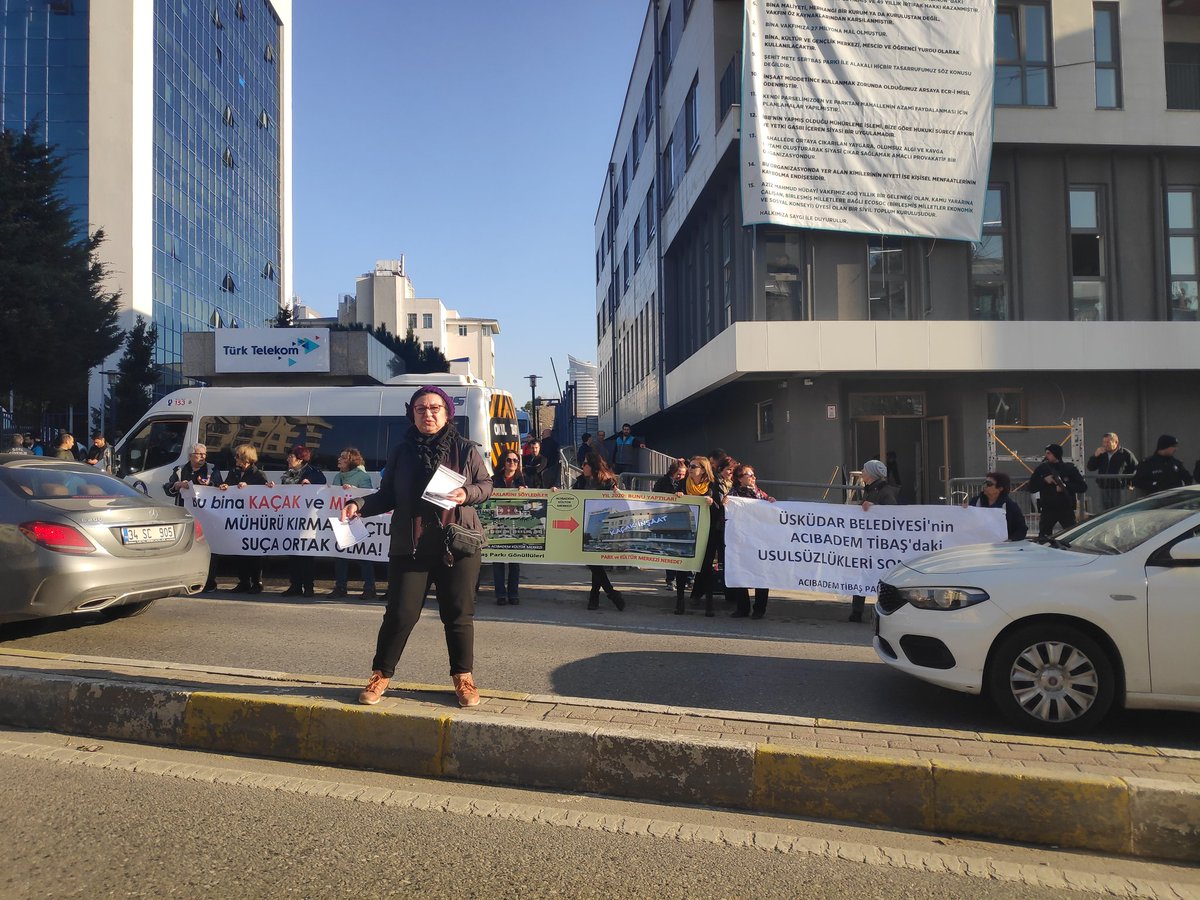 Bugün yine Acıbadem Tibaş Kaçak Yurt İnşaatı önünde broşürlerimizi dağıttık. Hem inşaat önünde, hem inşaat arkasında 7/24 nöbetteyiz. Hergün binlerce destek mesajı alıyoruz ve Tibaş gönüllüleri ailemiz gittikçe genişliyor.
Hukukun üstünlüğü kazanacak, Acıbadem kazanacak.