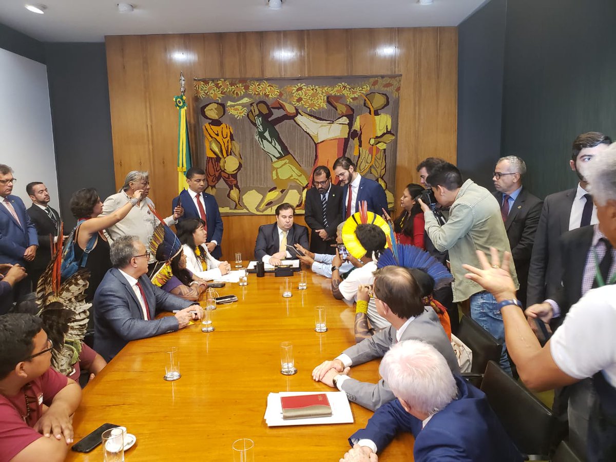 socioambiental's tweet photo. @JoeniaWapichana @marivelton1 @foirn Acontecendo agora! @RodrigoMaia recebe Raoni Metuktire, o #CaciqueDaPaz, a deputada @JoeniaWapichana, a coordenadora da @ApibOficial @GuajajaraSonia e lideranças indígenas. Eles pedem para #DevolveMaia o projeto de morte das Terras Indígenas, o #PLdaDevastação. https://t.co/lEvHkQkrJQ