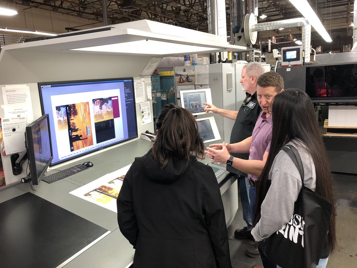 ASUTurningPoint's tweet photo. Print 🖨
Cut ✂️
Fold 📄
Bind 📚
#PrintingProcess #PrintingMagic #NativeStudentStories #ASUTurningPointsMagazine https://t.co/3AgBOu4sYX