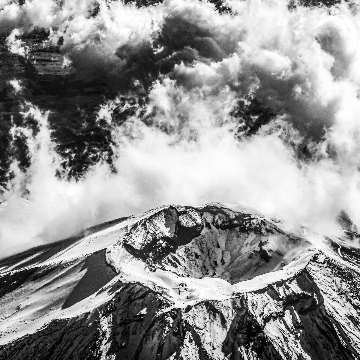 光と影。 美しくカッコいいモノクロの富士山。 #富士山 #癒しの富士