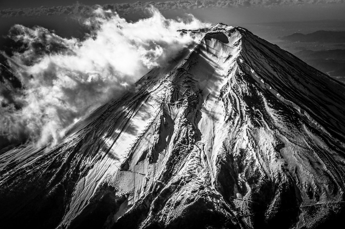 光と影。 美しくカッコいいモノクロの富士山。 #富士山 #癒しの富士