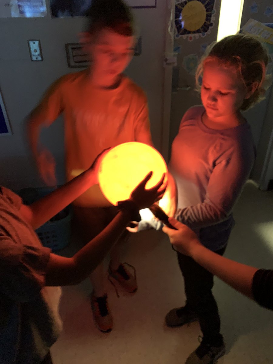 mjfleming5's tweet photo. We had lots of fun learning about light last week! @TaraOaks_ES https://t.co/oT8fuCL9Nx