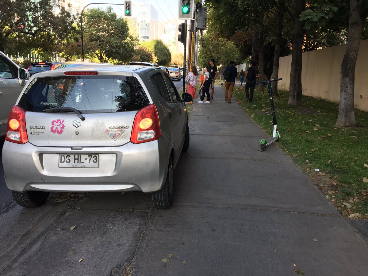 CaroLopezVic's tweet photo. Las Condes ya dejó de ser amable con el peatón. Recuperaremos, alguna vez, las veredas? @mpf_oficial @jgonzalezgonzi @Muni_LasCondes https://t.co/JxZgoS3GAw