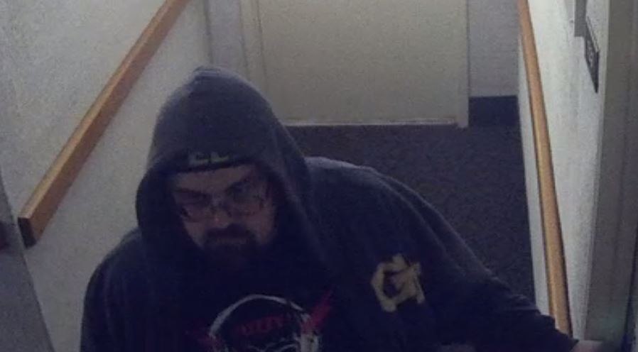 CSUChicoPolice's tweet photo. 🔴 Help us find this suspect! If you recognize this person, contact us! 530-898-5555 or Anonymous tip reporting via text to 847411, keyword CHICOSTATE or https://t.co/v32PT36vAY #ChicoState #ChicoStatePolice https://t.co/I0TUqUVaX7