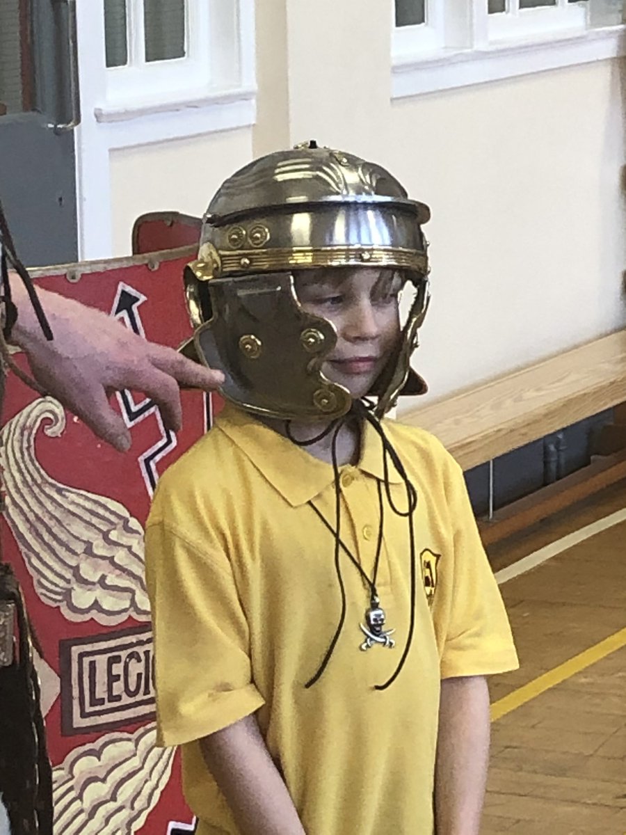 SchoolBraehead's tweet photo. Today P5 and P3/4 had an exciting visitor- a legionary soldier all the way from Rome! The children were fascinated to hear all about life in the army and see his armour and battle techniques. @AntonineGuard https://t.co/fNqtonhrFe
