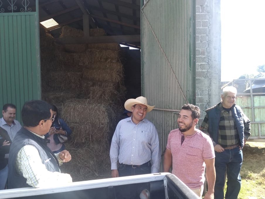 gcolorgasca's tweet photo. Nos alegra trabajar con los campesinos, constatar que el programa #concurrencia da resultados; #MiguelNambo recibió una #Sebradora y #Aspersora que fortalecen sus actividades productivas con el respaldo de @Sedrua_MICH y del gobernador @Silvano_A #MichoacánSeEscucha. https://t.co/1OyJFgu1AQ
